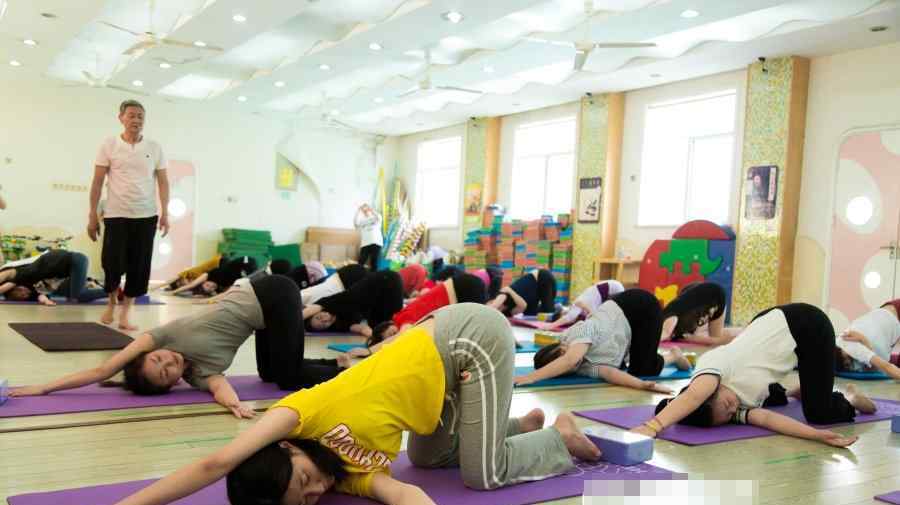 杭州老大爷教授瑜伽 幼儿园开课备受欢迎