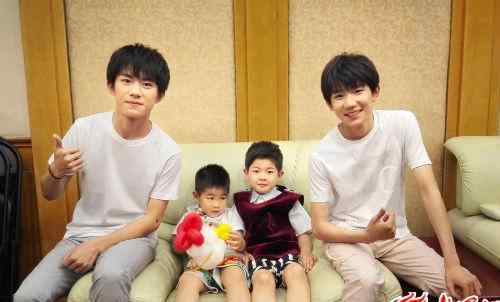 安吉小鱼儿路边唱跳TFboys名曲 和胡可狂飙演技