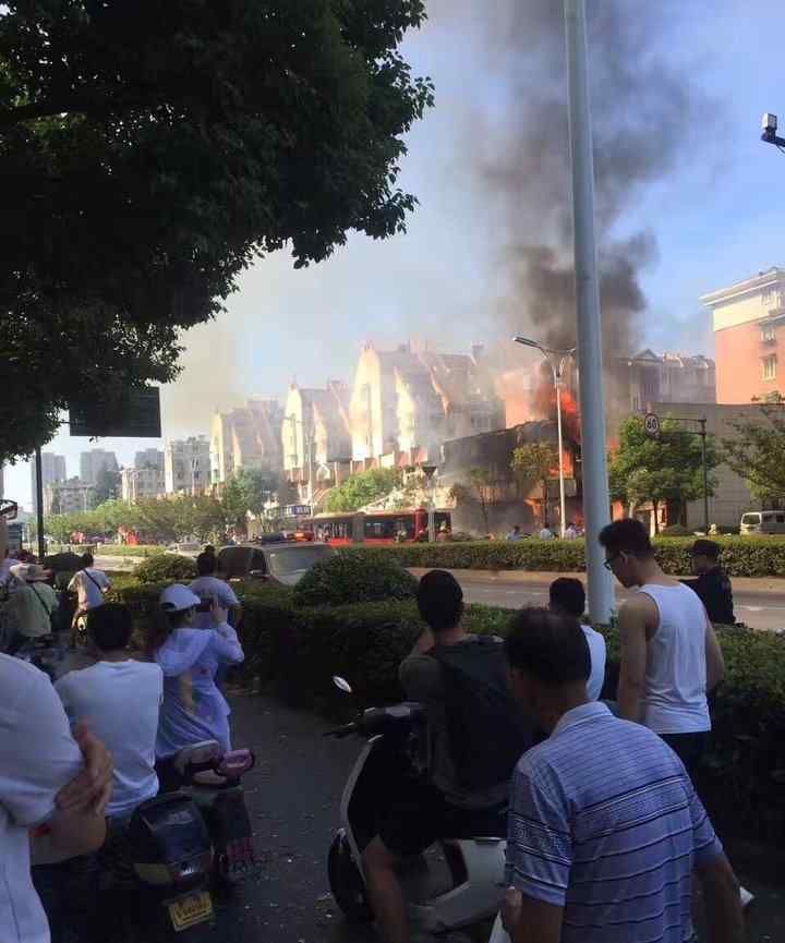 杭州彩灯节附近发生爆炸 路过公交车上20多人受