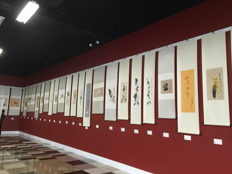 据悉,开幕式结束后,当大家都在展厅内欣赏倪萍画作时,当场就有十几幅字画被当地书画爱好者抢购到手。