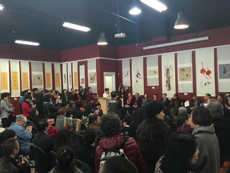 据了解,此次倪萍画展共展出的上百幅作品,均系她近年来精心创作的,别具特色。陈倩透露,此次倪萍书画展首次走出国门,不仅给当地收藏家、拍卖行、博物馆艺术馆以及收藏品经营者等收藏行业业内人士提供了交流、学习、交易的平台,而且增加了温哥华喜好书画的华人华侨们与艺术家的互动,丰富华人华侨们的精神文化生活,本次书画展的成功举办对温哥华中国传统艺术文化的大发展起到了积极的促进作用。