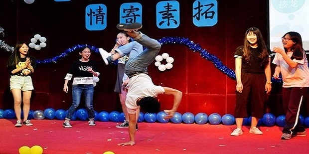 有哪些适合年会上玩的互动小游戏 5个最能活跃气氛的年会互动游戏