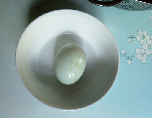 怎样腌咸鸭蛋出油又不咸 腌完的咸鸭蛋怎么保存