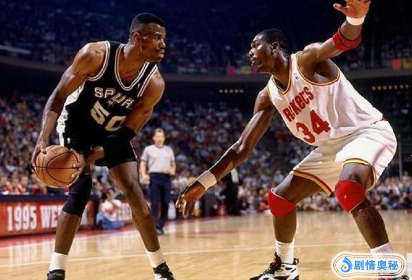 NBA攻防一体的3位超巨，科比在列，奥拉朱旺上榜，第一无悬念 科比伯德历史地位