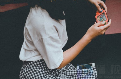 碧蓝航线国际服最新的登录界面玩起JOJO梗