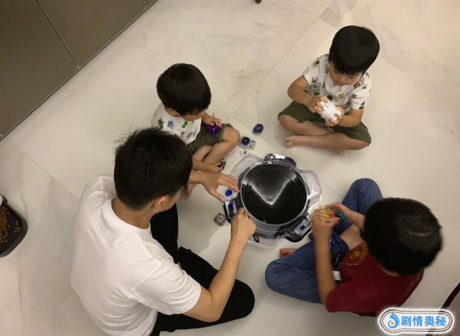 林志颖晒三个儿子，饭后父子四人盘腿坐地上玩陀螺，超有爱！ 林志颖晒十年前度假照