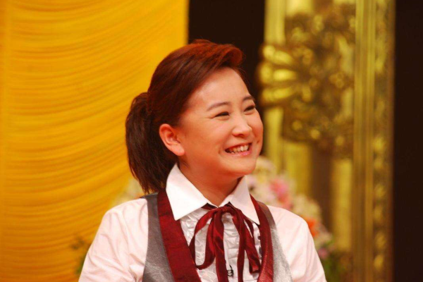 贾玲在娱乐圈中身材不算出众，她是怎么乐观对待的？ 贾玲那么胖 为什么 能在娱乐圈