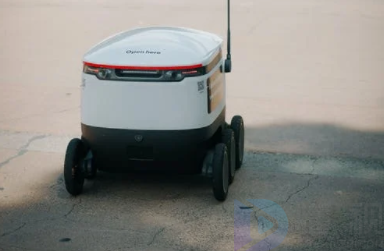 普渡科技：最新餐饮机器人上线 可以自动投射行动路线