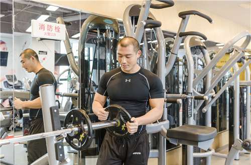 杠铃怎么练 杠铃弯举多重合适 杠铃弯举怎么练