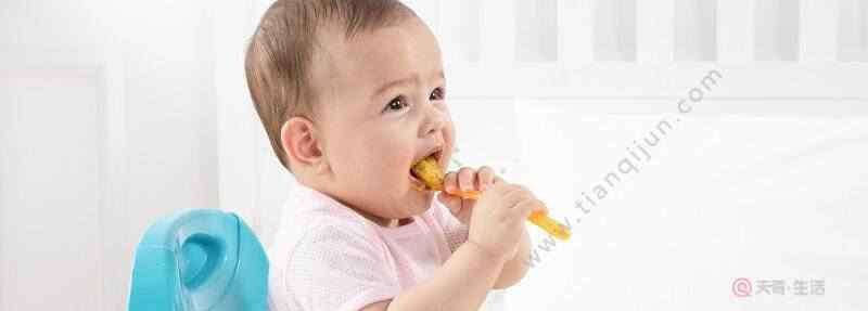 混合喂养的宝宝几个月添加辅食 小孩子几个月开始吃辅食 婴儿好久添加辅食