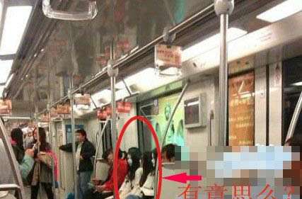 上海地铁女僵尸 上海地铁女僵尸太夸张嘴角滴血吓坏乘客
