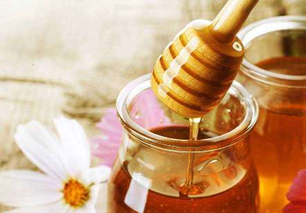 蜂蜜能放冰箱保存吗 蜂蜜放冰箱里能放多久 放了一年多能吃吗
