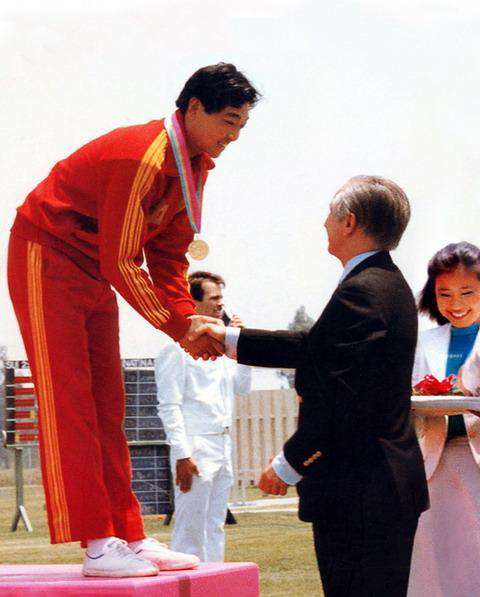 中国第一块奥运金牌 中国第一块奥运金牌是如何获得的，冠军又是谁？