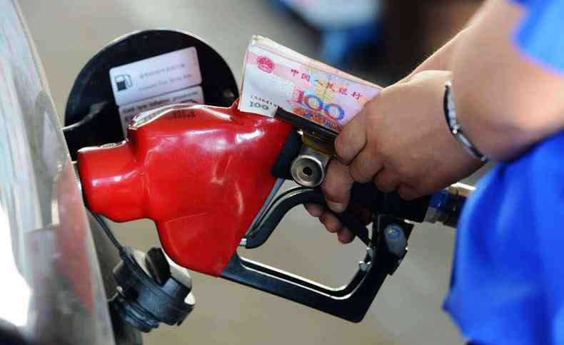 现在92号汽油多少钱一升 国内成品油价下调 今日92汽油多少钱一升