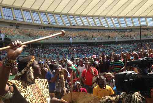 祖鲁王 南非祖鲁王发表反排外演说在场民众唱“请外国人离开”