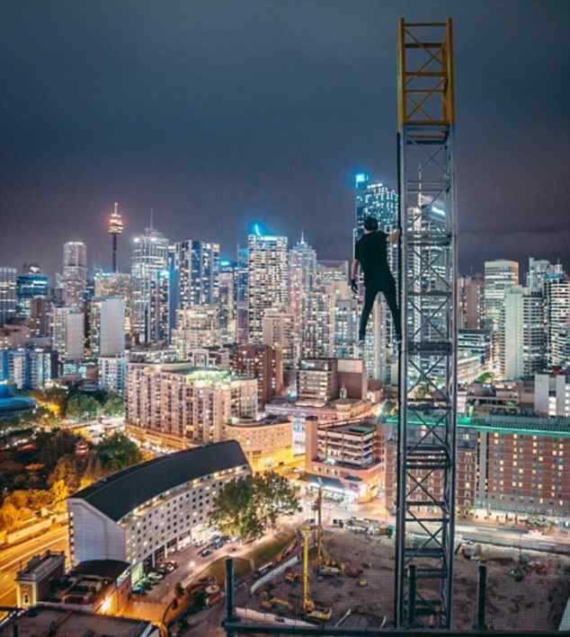 摩天城市网 太危险！年轻人为俯瞰城市 坐摩天大楼边缘拍照