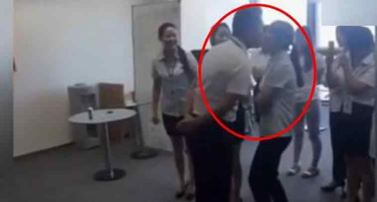老板和员工激烈接吻 女员工排队吻老板 每天与女员工接吻事件曝光