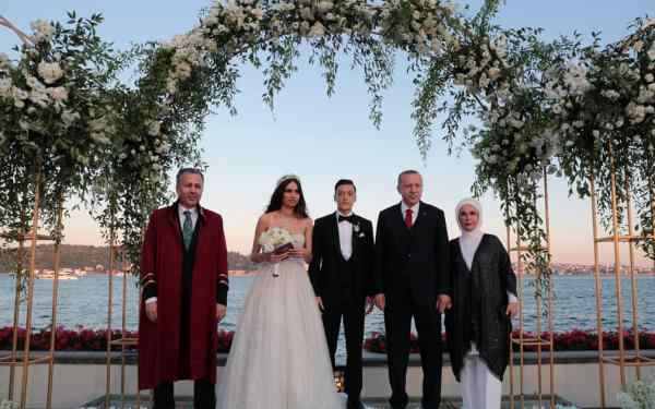 厄齐尔结婚 厄齐尔老婆Amine Gülse个人资料家庭背景 厄齐尔结婚现场图