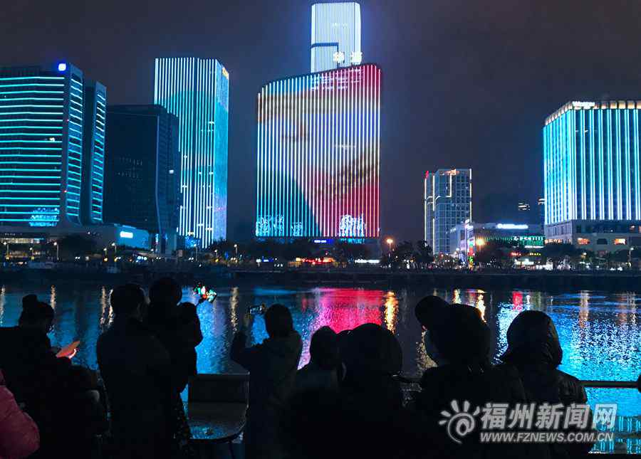 夜游闽江 灯光秀花灯秀引“闽江夜游”人气爆棚