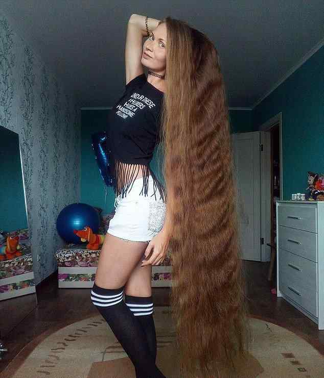 美女14年未剪发新闻 俄女子达莉娅14年未剪发 发长1.5米被称长发公主