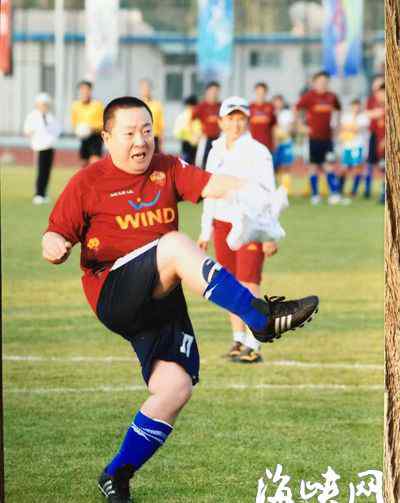 董浩叔叔 董浩叔叔家庭背景：幼年丧父母亲守寡 曾肝坏死险些病逝