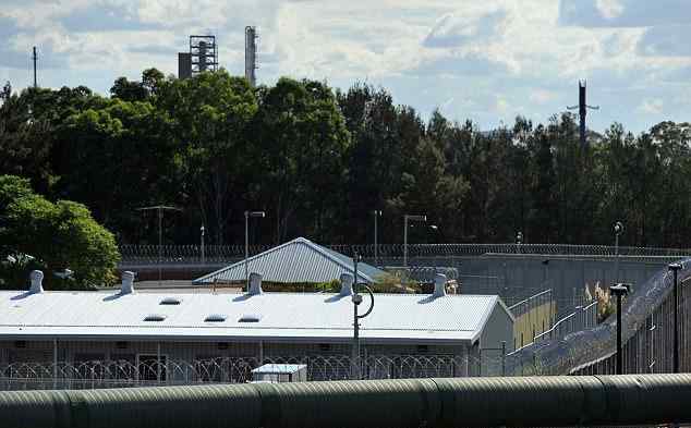 澳洲越狱 澳洲女囚穿连衣裙越狱被卡铁丝网 靠起重机获救