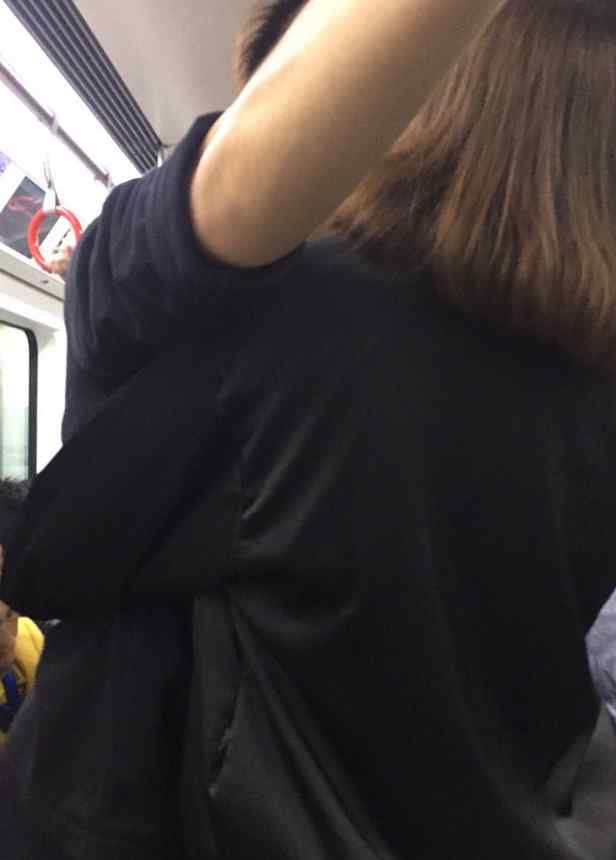 情侣地铁拥吻5站 情侣地铁拥吻5站现场图 旁边还站着一名高中生 秀恩爱请注意