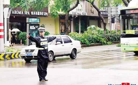 交警style 全靠手势成人体红绿灯 交警Style感动厦门