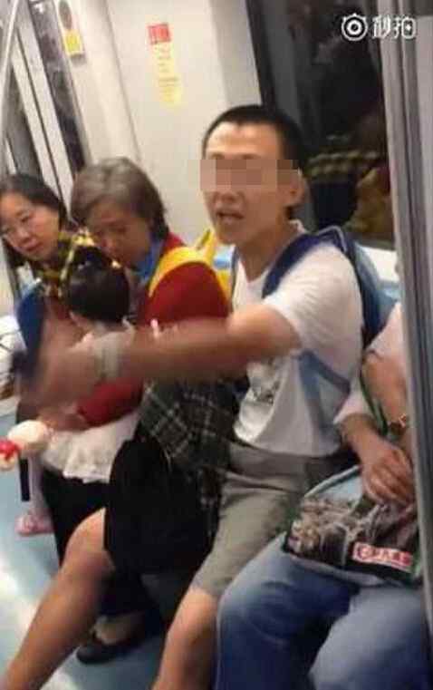 上海地铁吐痰男 上海地铁吐痰男遭人肉搜索 网友：不能以暴制暴