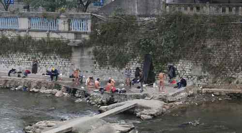 重庆温泉网 重庆露天裸体温泉辣眼睛 男士泡温泉的地方就没有任何遮挡