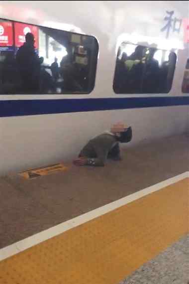 d3026 南京南站一男子翻越轨道 被列车挤压致死
