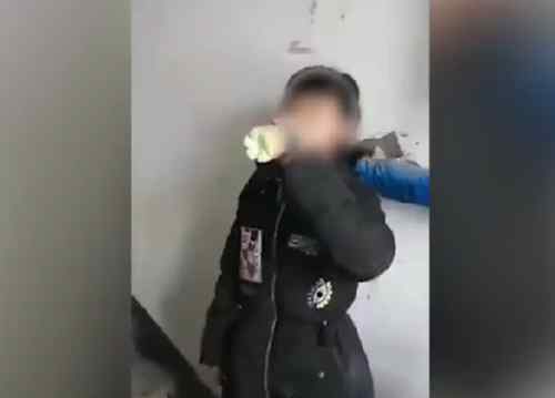 被欺凌的女人 女生遭多人欺凌视频曝光被逼迫喝下不明液体 涉事学生均未成年