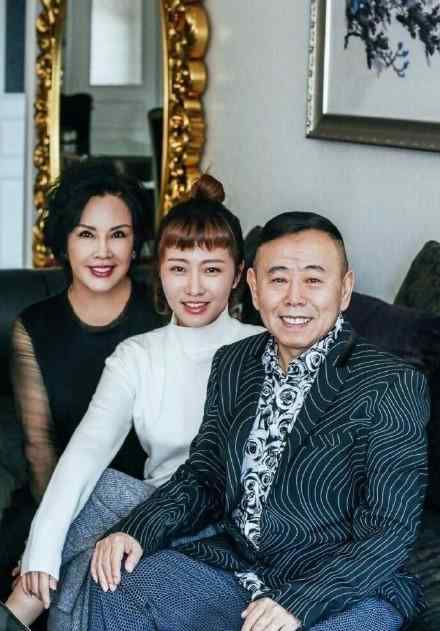潘长江女儿照片 潘长江全家福曝光，女儿潘阳疑似整容，被赞完爆赵本山之女球球