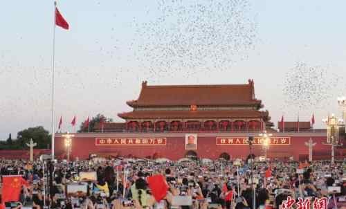 黄金周首日出行 黄金周首日出行人数竟有1.22亿人，他们一共花了有1030亿元