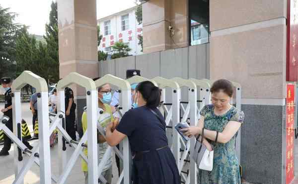考生考前遭小事故 考生临考前12分钟在等妈妈怎么回事 现场图背后故事令人泪目