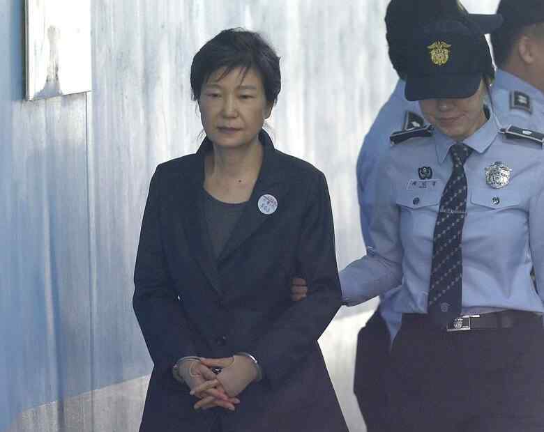 朴槿惠狱中怪异 朴槿惠庭审看手机挨批 朴槿惠狱中怪异自言自语