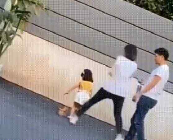 童模妞妞 妞妞妈妈解释踢孩子原因是什么？童模妞妞多次被妈妈打视频爆出