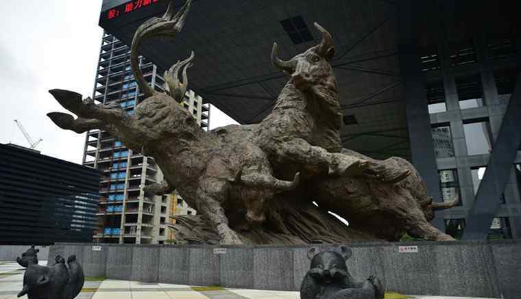 深交所牛雕塑没倒 深交所牛雕塑没倒 台风山竹吹倒牛雕塑是谣言