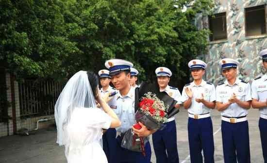 女幼师 女幼师捧花向消防员男友求婚说了这样一句话 现场画面太感人了