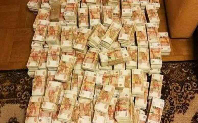 5000卢布 旧沙发中藏匿6亿 全部是5000卢布的大面值钞票