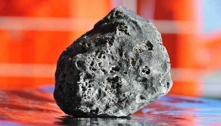 1克上万的陨石图片 火流星2万元1克 网上热炒天价陨石竟然是假的