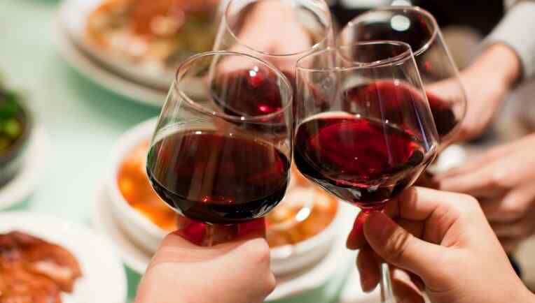 鉴别红酒最简单的方法 红酒真假鉴别方法 红酒一般多少钱一瓶