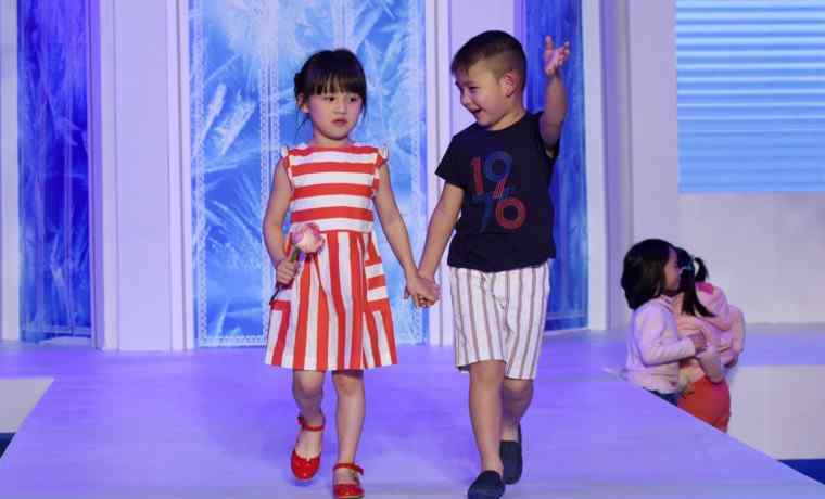 宇贝儿 伊能静与女儿晒亲子装 最时尚的亲子装品牌有哪些