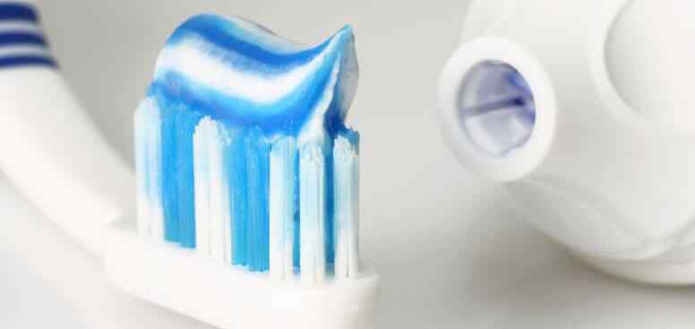 含氟牙膏和不含氟牙膏哪个好 含氟牙膏有哪些品牌 牙膏买含氟的好还是不含氟好