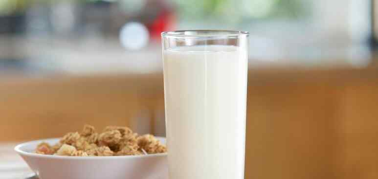 纯牛奶过期了如何利用 买了快过期的牛奶怎么办 过期的牛奶有什么用