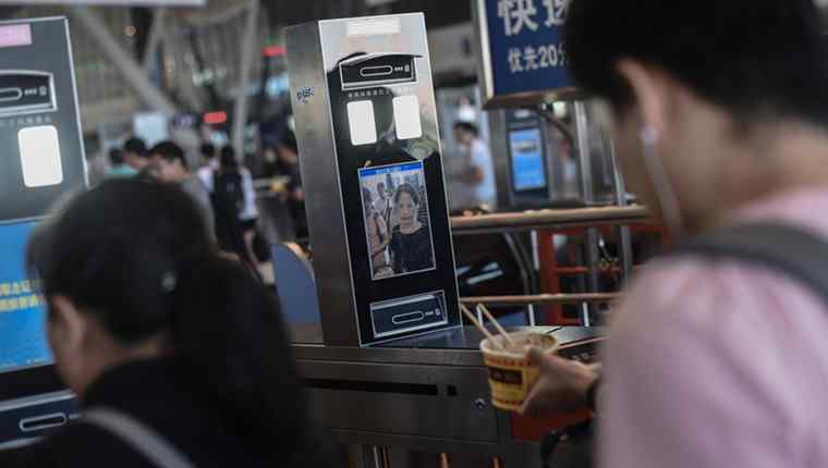 北京站刷脸提速 北京站刷脸提速 旅客靠近机器即可完成人脸识别