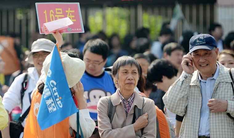 让导游学狗叫 游客让导游学狗叫 因多收费游客逼导游学狗叫道歉