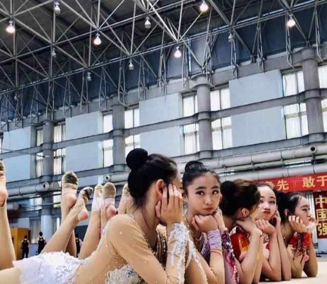 中国体操运动员 女体操运动员年纪都偏小，20多岁就会退役，是为什么?