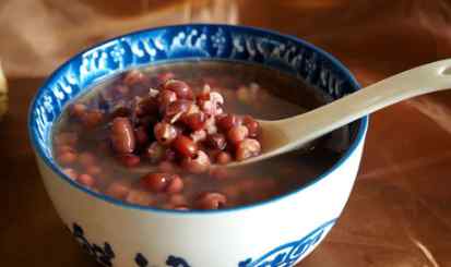 早上空腹喝红豆薏米水 早餐吃红豆薏米粥有什么好处