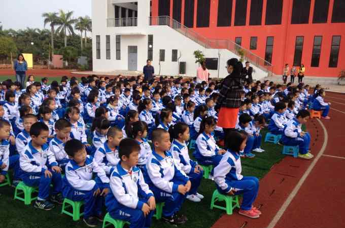 人的生命是有限的为人民服务是无限的 雷锋——人的生命是有限的，可是，为人民服务是无限的，我要把有限的生命，投入到无限的为人民服务之中去。